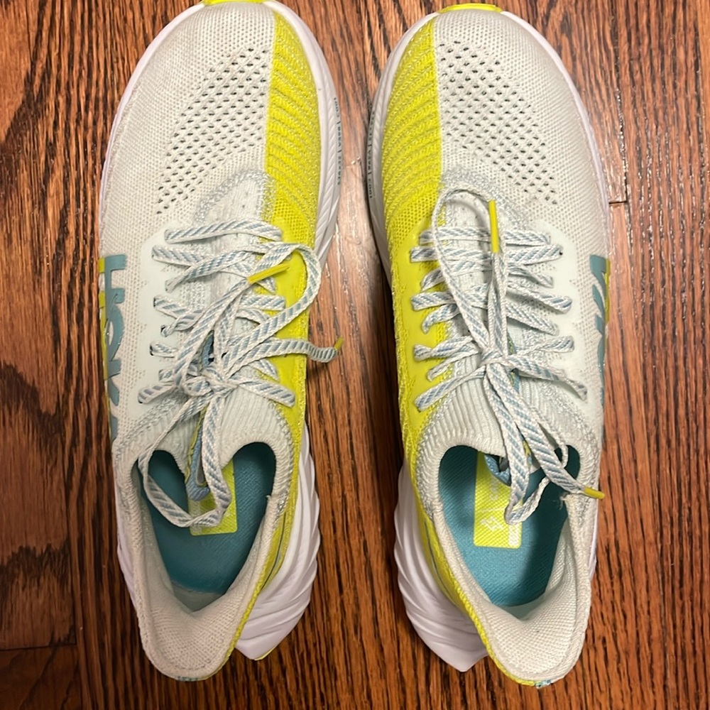 Hoka women’s size 6.5b shoes. Carbon X proflyx s36x32/v598/c0001.